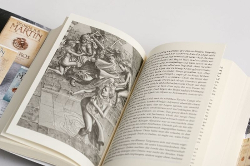 Buchcover und Innenansicht für das Buch: Fire & Blood Vol. 1: A History of House Targaryen of Westeros