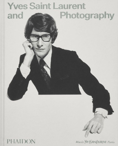Buchcover und Innenansicht für das Buch: Yves Saint Laurent and Photography