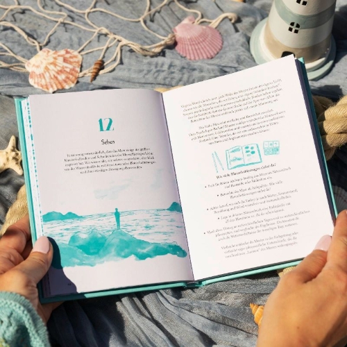 Buchcover und Innenansicht für das Buch: 50 Things to Do by the Sea