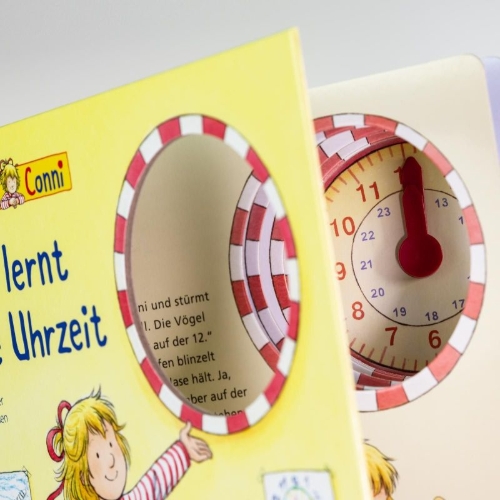 Buchcover und Innenansicht für das Buch: Conni-Bilderbücher: Conni lernt die Uhrzeit