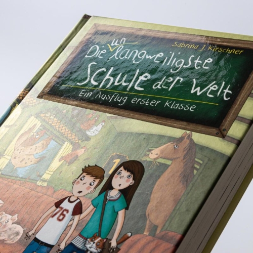 Buchcover und Innenansicht für das Buch: Die unlangweiligste Schule der Welt 1: Das Buch zum Film