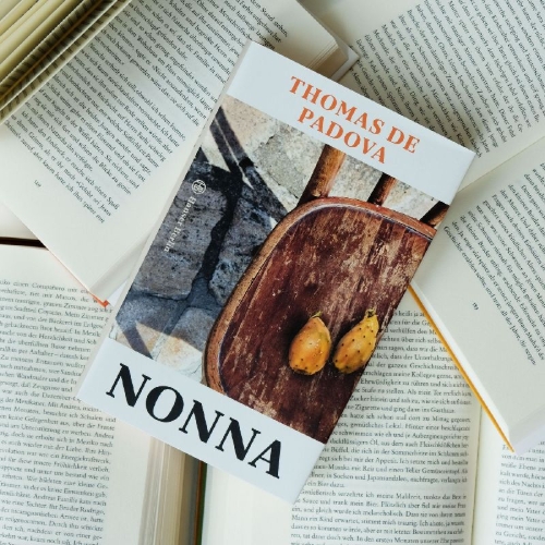 Buchcover und Innenansicht für das Buch: Nonna