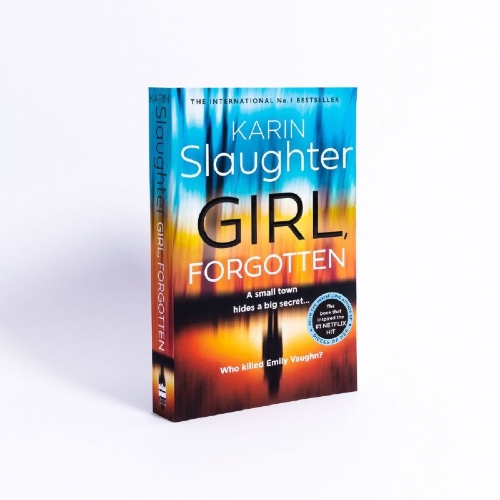 Buchcover und Innenansicht für das Buch: Girl, Forgotten