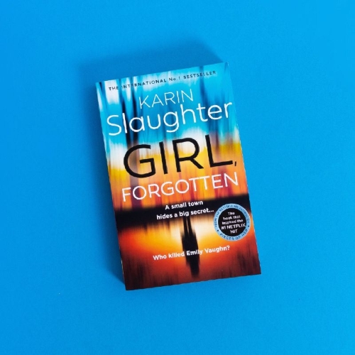 Buchcover und Innenansicht für das Buch: Girl, Forgotten