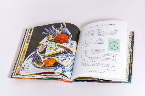 Buchcover und Innenansicht für das Buch: The Official Bridgerton Cookbook
