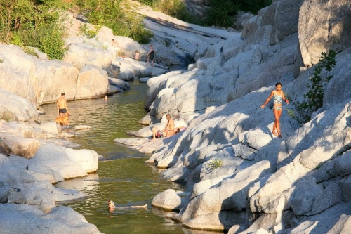 Buchcover und Innenansicht für das Buch: Wild Swimming Frankreich