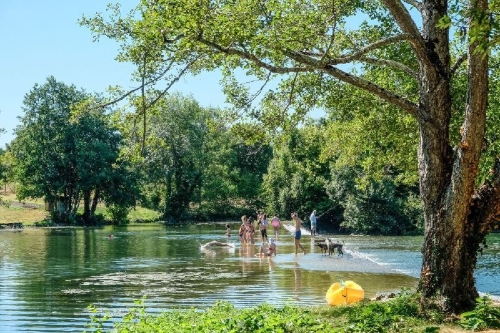 Buchcover und Innenansicht für das Buch: Wild Swimming Frankreich