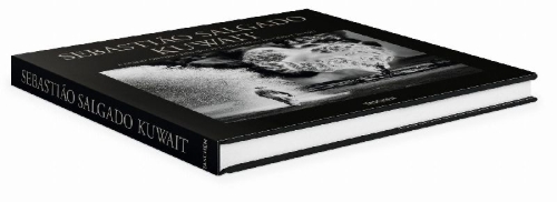 Buchcover und Innenansicht für das Buch: Sebastião Salgado. Kuwait. A Desert on Fire