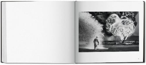 Buchcover und Innenansicht für das Buch: Sebastião Salgado. Kuwait. A Desert on Fire