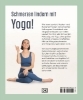 Buchcover und Innenansicht für das Buch: Mit Yoga Schmerzen lindern