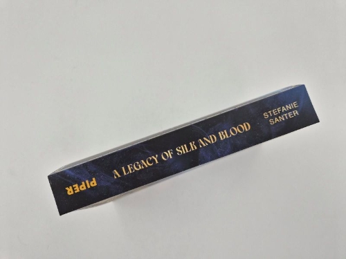 Buchcover und Innenansicht für das Buch: A Legacy of Silk and Blood