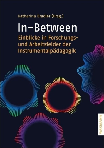 Buchcover und Innenansicht für das Buch: In-Between: Einblicke in Forschungs- und Arbeitsfelder der Instrumentalpädagogik