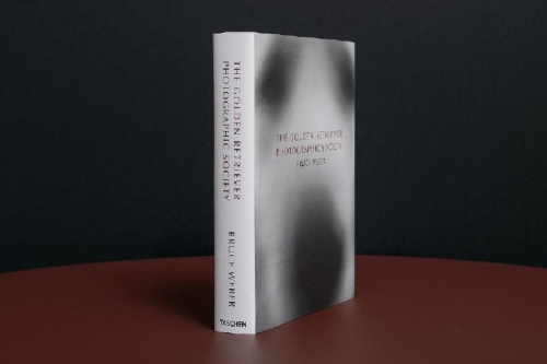 Buchcover und Innenansicht für das Buch: Bruce Weber. The Golden Retriever Photographic Society