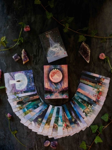 Buchcover und Innenansicht für das Buch: Lunar Magic Orakel - 40 Mondorakel-Karten mit Booklet (Deutsch; also in English. Search for product ID: 4250375110293 to get the lowest price)