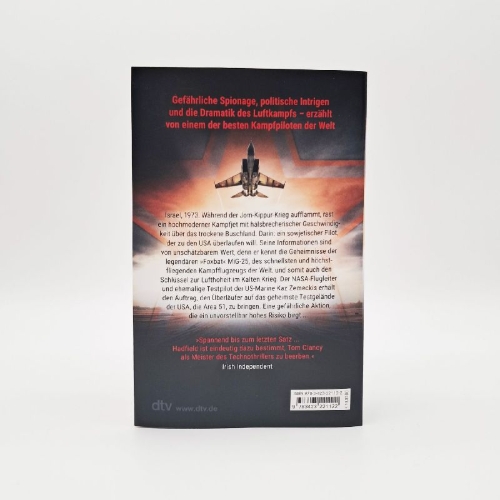 Buchcover und Innenansicht für das Buch: The Defector