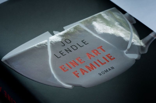 Buchcover und Innenansicht für das Buch: Eine Art Familie