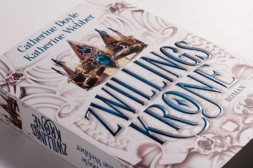 Buchcover und Innenansicht für das Buch: Twin Crowns Book 1