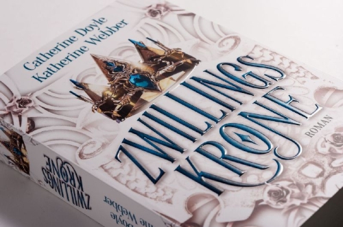 Buchcover und Innenansicht für das Buch: Twin Crowns Book 1