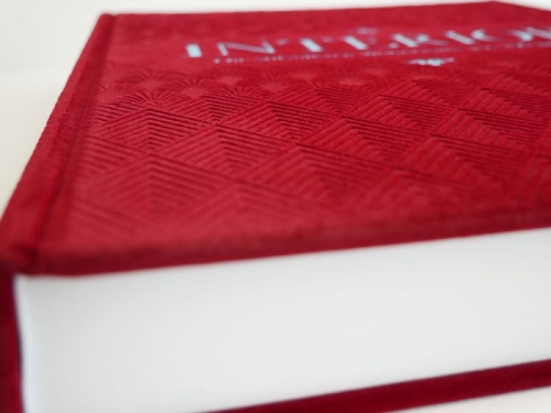 Buchcover und Innenansicht für das Buch: Interiors - The Greatest Rooms of the Century