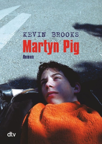 Buchcover und Innenansicht für das Buch:  >Martyn Pyg< The Chicken House, 2 Palmer St., Frome, Somerset, England