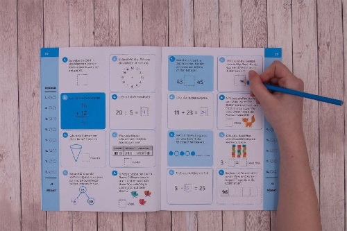 Buchcover und Innenansicht für das Buch: Deviens Champion en Mathématiques 7+