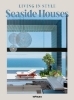 Buchcover und Innenansicht für das Buch: Living in Style Seaside Houses