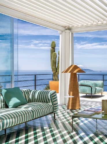Buchcover und Innenansicht für das Buch: Living in Style Seaside Houses