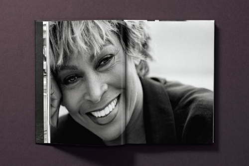 Buchcover und Innenansicht für das Buch: Tina Turner by Peter Lindbergh