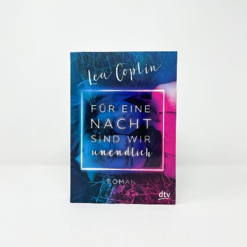 Buchcover und Innenansicht für das Buch: Für eine Nacht sind wir unendlich