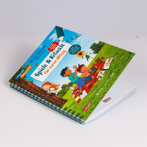 Buchcover und Innenansicht für das Buch: Spiele & Rituale für euren Alltag