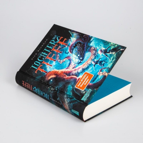 Buchcover und Innenansicht für das Buch: Daughter of the Deep
