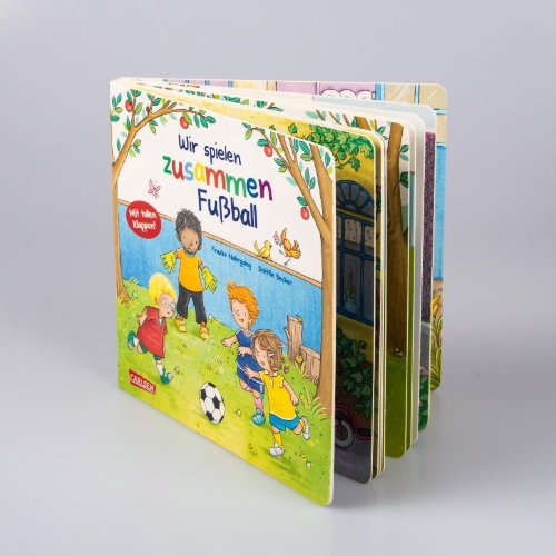 Buchcover und Innenansicht für das Buch: Wir spielen zusammen Fußball