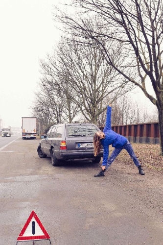 Buchcover und Innenansicht für das Buch: Yoga while you wait