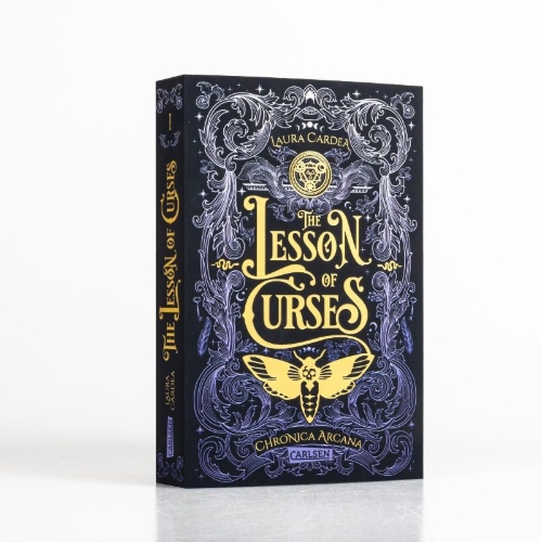 Buchcover und Innenansicht für das Buch: The Lesson of Curses (Chronica Arcana 1)
