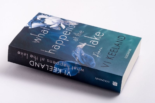 Buchcover und Innenansicht für das Buch: What Happens at the Lake