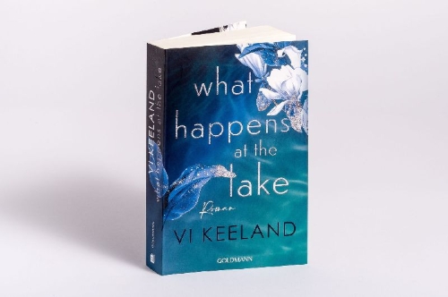 Buchcover und Innenansicht für das Buch: What Happens at the Lake