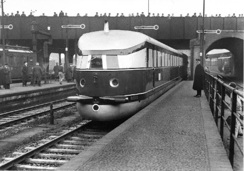 Buchcover und Innenansicht für das Buch: Schnelltriebwagen der 30er Jahre - Entwicklung | Technik | Einsatz
