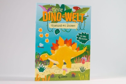 Buchcover und Innenansicht für das Buch: Les Dinosaures - Livre de jeux