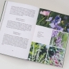 Buchcover und Innenansicht für das Buch: Gardening for Bumblebees