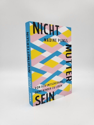 Buchcover und Innenansicht für das Buch: Nichtmuttersein