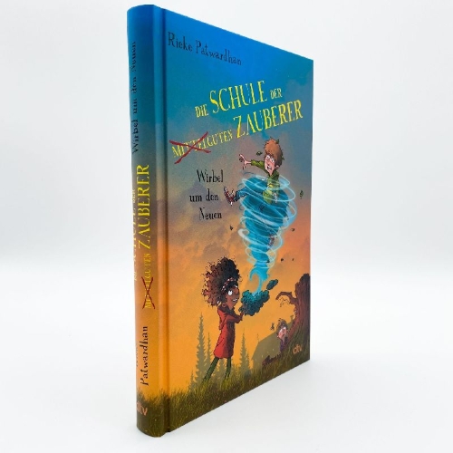 Buchcover und Innenansicht für das Buch: Die Schule der mittelguten Zauberer - Wirbel um den Neuen