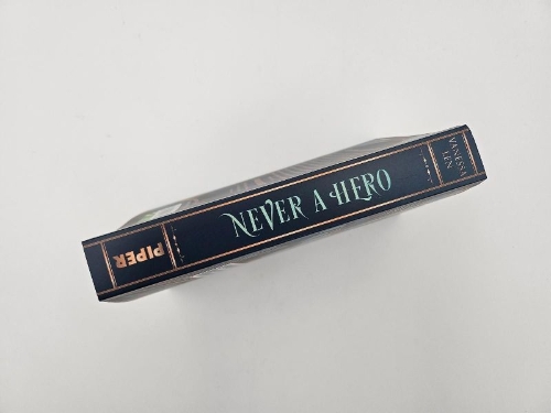 Buchcover und Innenansicht für das Buch: Never a Hero