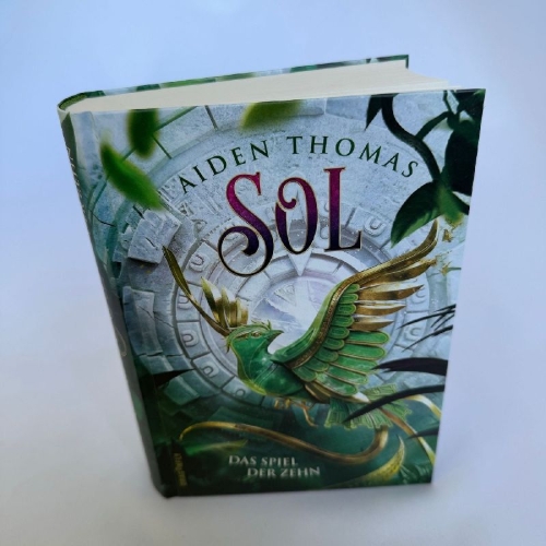 Buchcover und Innenansicht für das Buch: The Sunbearer Trials