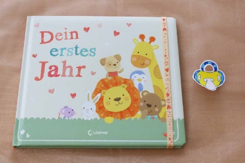 Buchcover und Innenansicht für das Buch: To Baby with Love