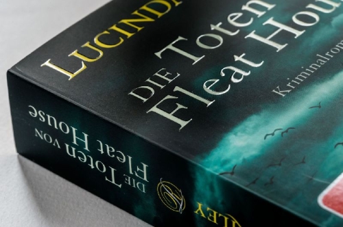 Buchcover und Innenansicht für das Buch: The Murders at Fleat House