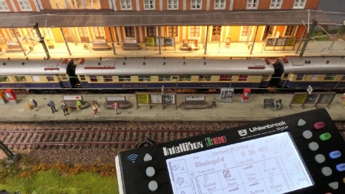 Buchcover und Innenansicht für das Buch: Digitale Modellbahn mit Uhlenbrock
