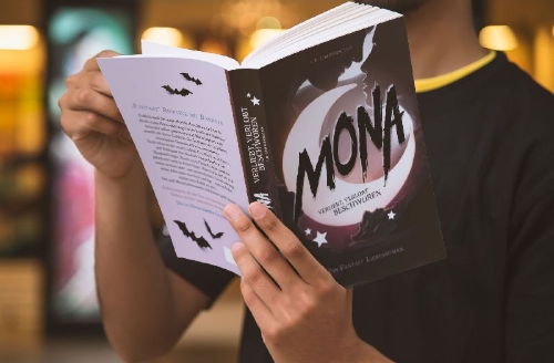 Buchcover und Innenansicht für das Buch: Mona - Verliebt, verlobt, beschworen