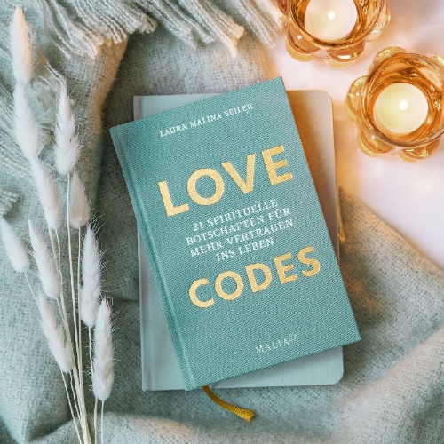 Buchcover und Innenansicht für das Buch: LOVE CODES - 21 spirituelle Botschaften für mehr Vertrauen ins Leben