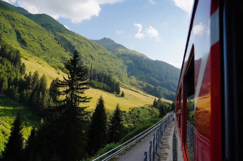 Buchcover und Innenansicht für das Buch: Dein ultimativer Interrail-Guide