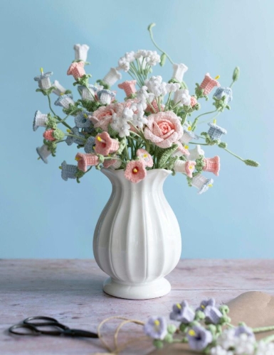 Buchcover und Innenansicht für das Buch: Crochet a Flower Bouquet